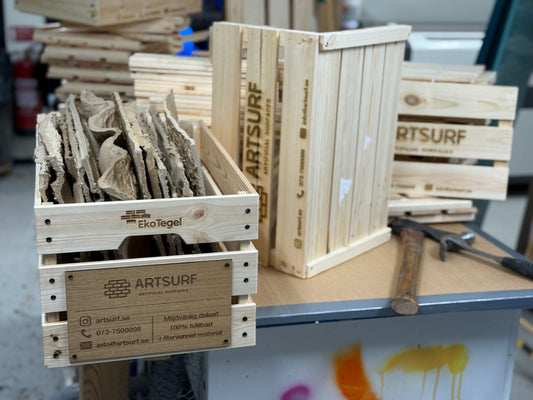 Artsurfs provlåda med PAS-ark i tegel, sten och dekor av återvunnet material